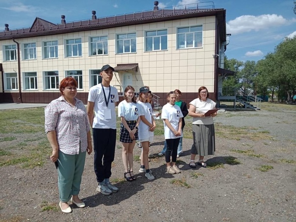Волонтеры провели экскурсию по селу для гостей.