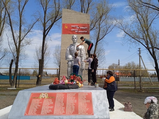 27 апреля волонтёры победы приняли участие в акции « Обелиск».